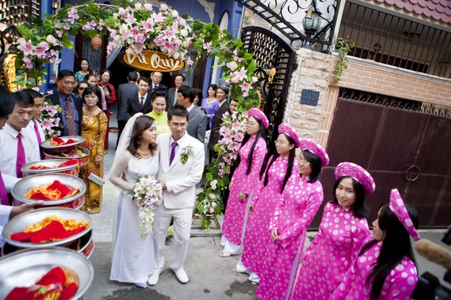 Đám cưới được tổ chức theo phong tục truyền thống